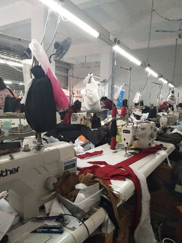 德陽(yáng)什邡工廠招聘服裝縫紉車工，助力服裝微加工與鞋帽零售產(chǎn)業(yè)